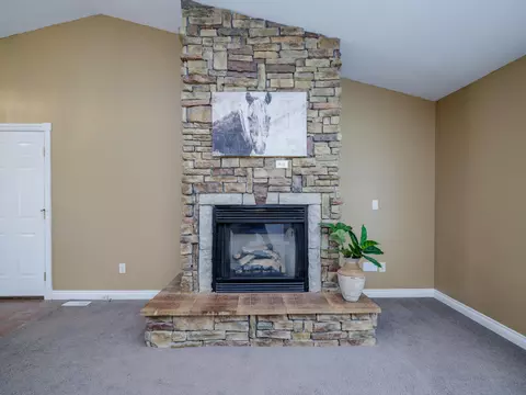 Living - 904 Eley St, Otsego, MI 49078 photo 3 of 4