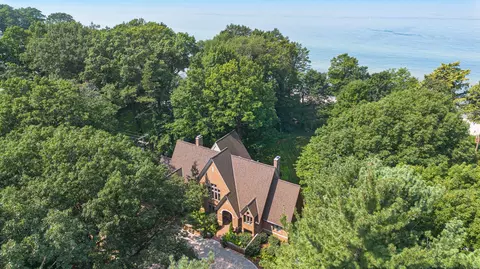 5285 N Lakeshore Dr, Holland, MI 49424