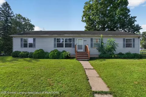 707 Sawyer Rd, Lansing, MI 48911