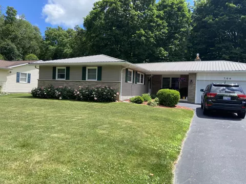 706 N Drive Dr E, Marshall, MI 49068