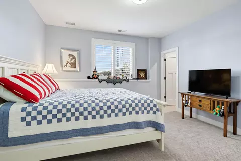Bedroom - 140 E Gull Lake Dr, Augusta, MI 49012 photo 3 of 5