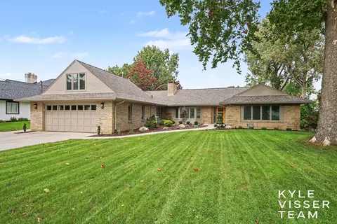2861 Woodcliff Cir SE, East Grand Rapids, MI 49506