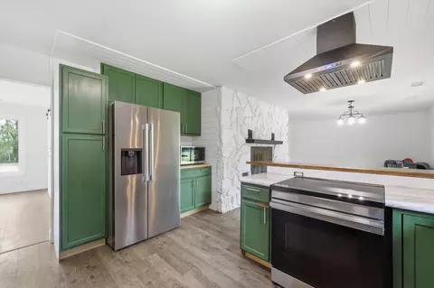 Kitchen - 9112 E Miller Rd, Durand, MI 48429 photo 2 of 3