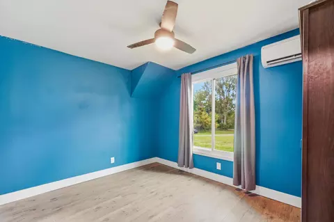 Bedroom - 9112 E Miller Rd, Durand, MI 48429 photo 4 of 5