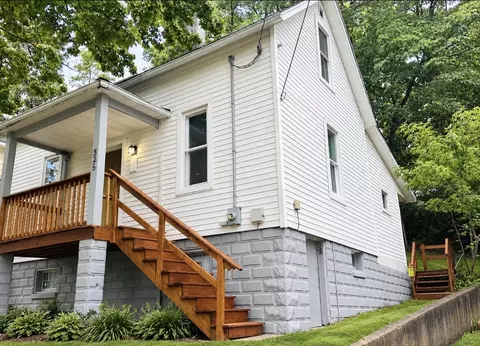 Exterior - 526 Davis St, Manistee, MI 49660 photo 2 of 7