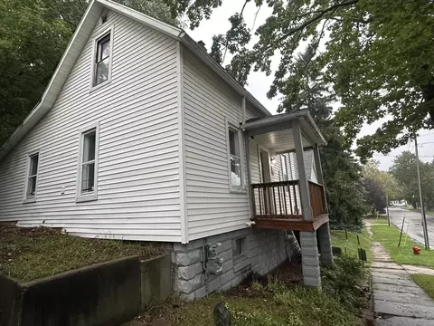 Exterior - 526 Davis St, Manistee, MI 49660 photo 3 of 7