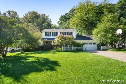 2110 Blueberry Dr NW, Grand Rapids, MI 49504