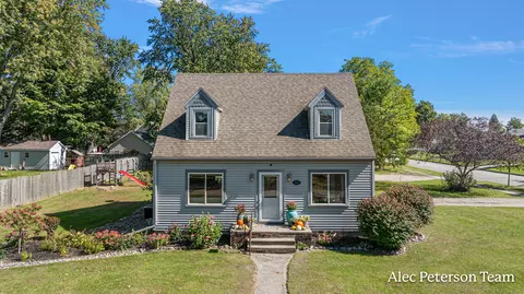 445 Green St, Grand Ledge, MI 48837
