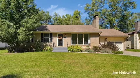 725 Parkway Dr NE, Grand Rapids, MI 49525
