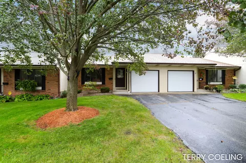 52 Old Mill Dr #5, Holland, MI 49423