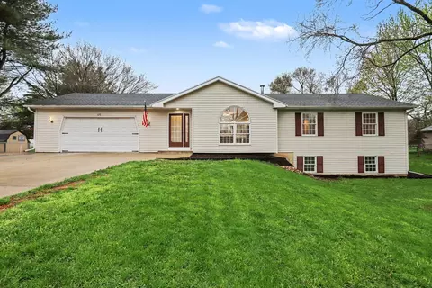 676 N 10th St, Plainwell, MI 49080