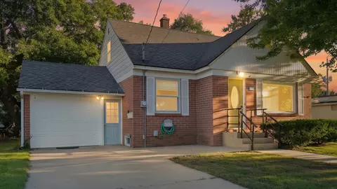 11 W Mckinley Ave, Zeeland, MI 49464