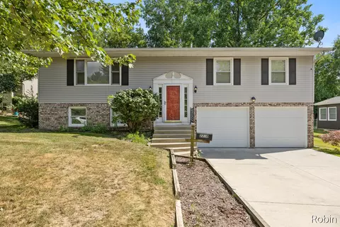 2210 Skyline Dr NW, Grand Rapids, MI 49504