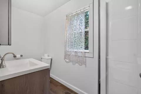Bath - 5735 Kibby Rd, Jackson, MI 49201 photo 2 of 4