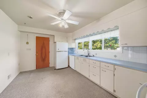 Kitchen - 1500 Strathmoor Ln, Jackson, MI 49203 photo 5 of 5