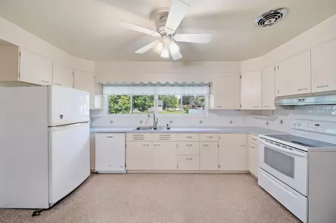 Kitchen - 1500 Strathmoor Ln, Jackson, MI 49203 photo 2 of 5