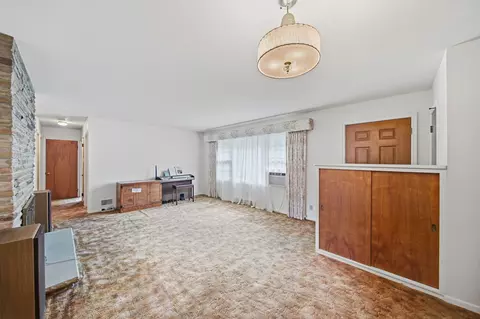 Living - 1500 Strathmoor Ln, Jackson, MI 49203 photo 3 of 5