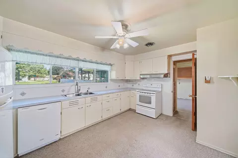 Kitchen - 1500 Strathmoor Ln, Jackson, MI 49203 photo 4 of 5