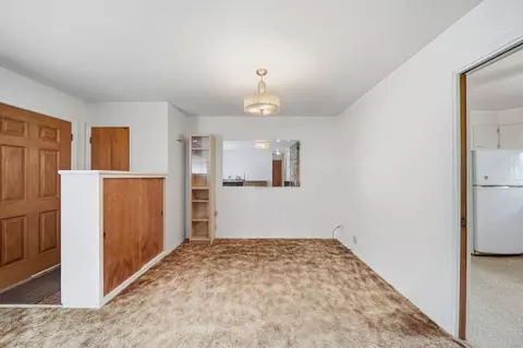 Living - 1500 Strathmoor Ln, Jackson, MI 49203 photo 4 of 5