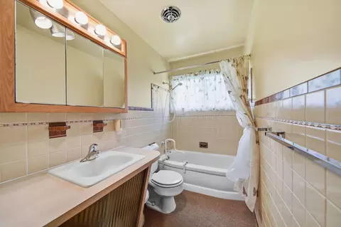 Bath - 1500 Strathmoor Ln, Jackson, MI 49203 photo 1 of 4