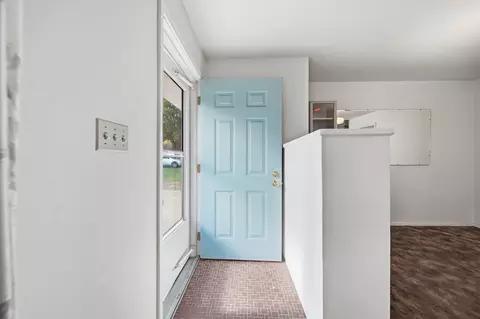 Entry Way - 1500 Strathmoor Ln, Jackson, MI 49203 photo 1 of 2
