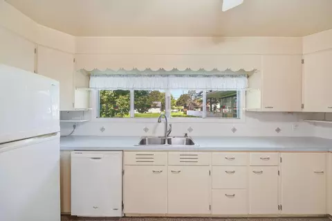 Kitchen - 1500 Strathmoor Ln, Jackson, MI 49203 photo 3 of 5