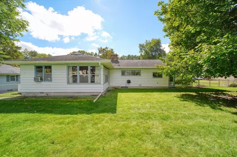 Exterior - 1500 Strathmoor Ln, Jackson, MI 49203 photo 3 of 10
