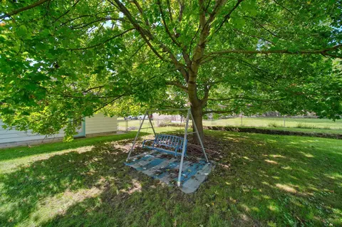 Exterior - 1500 Strathmoor Ln, Jackson, MI 49203 photo 9 of 10