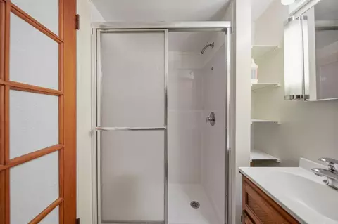 Bath - 1500 Strathmoor Ln, Jackson, MI 49203 photo 4 of 4