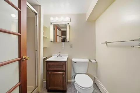 Bath - 1500 Strathmoor Ln, Jackson, MI 49203 photo 3 of 4