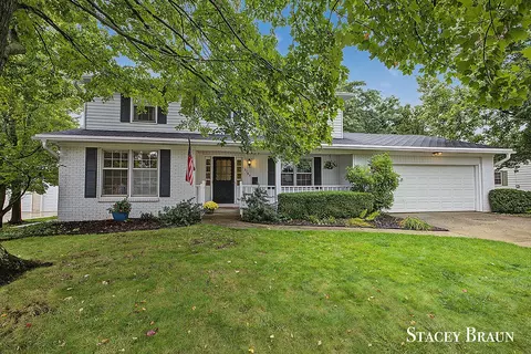 2165 SE Shawnee Dr SE, Grand Rapids, MI 49506