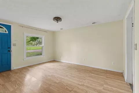 Living - 512 Washington St, Marshall, MI 49068 photo 3 of 4