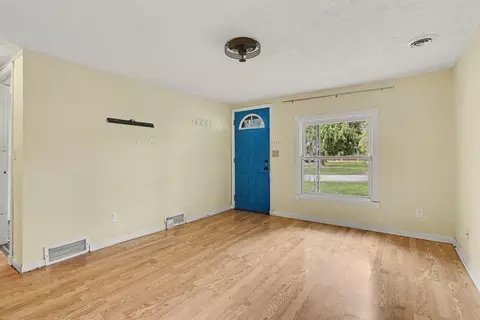Living - 512 Washington St, Marshall, MI 49068 photo 2 of 4