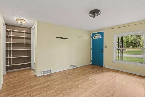 Living - 512 Washington St, Marshall, MI 49068 photo 1 of 4