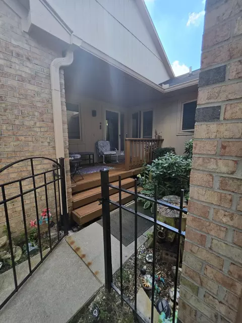 35355 Blue Spruce Dr, Farmington Hills, MI 48335
