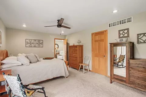 Bedroom - 63010 Youngs Prairie Rd, Constantine, MI 49042 photo 3 of 8