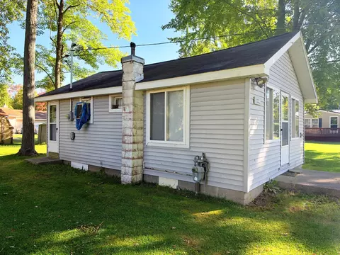 12352 E Houghton Lake Dr, Houghton Lake, MI 48629