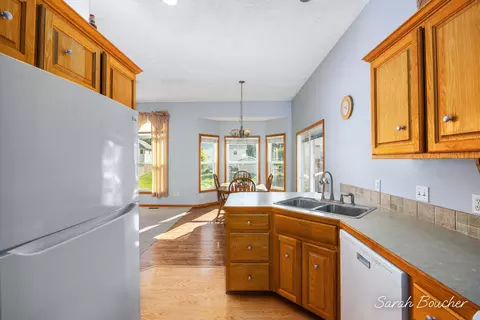 Kitchen - 2482 Willow View Dr, Jenison, MI 49428 photo 2 of 3