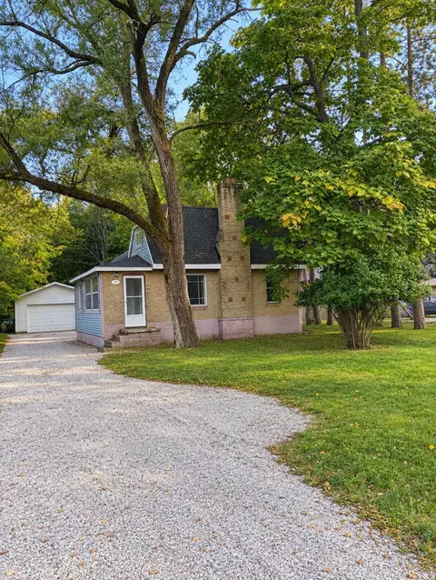 569 Porter Rd, Norton Shores, MI 49441