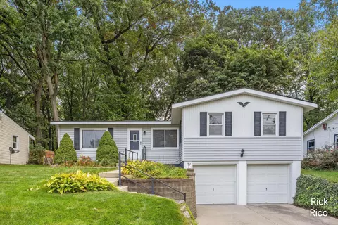 4890 Burgis Ave SE, Kentwood, MI 49508