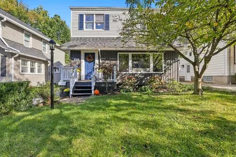 324 Gladstone Dr SE, East Grand Rapids, MI 49506