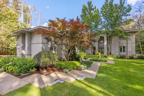 3300 Bluewater Pines Dr NE, Grand Rapids, MI 49525