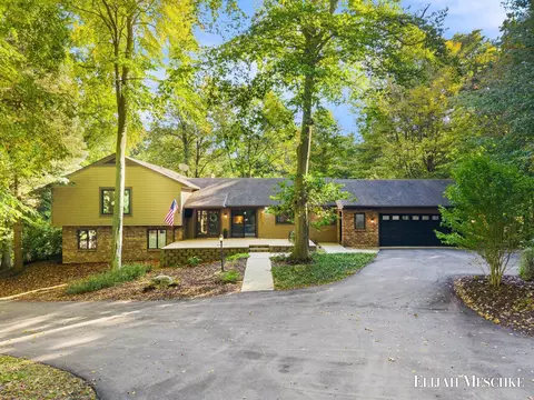 6935 River Valley Dr SE, Alto, MI 49302