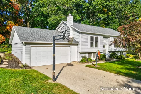 3745 Algansee Dr NE, Grand Rapids, MI 49525