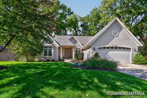 1901 Oakleigh Woods Dr NW, Grand Rapids, MI 49504