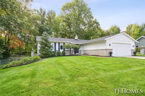 2472 Appleton Dr NE, Grand Rapids, MI 49525