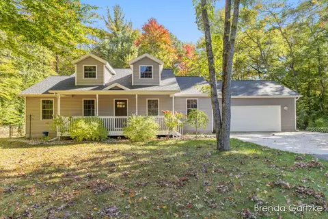 9642 Hummingbird Ct, Howard City, MI 49329