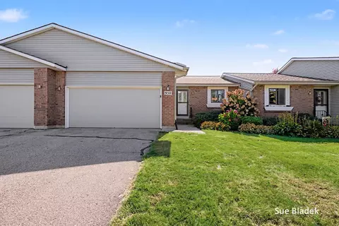 950 Village Ct, Holland, MI 49423