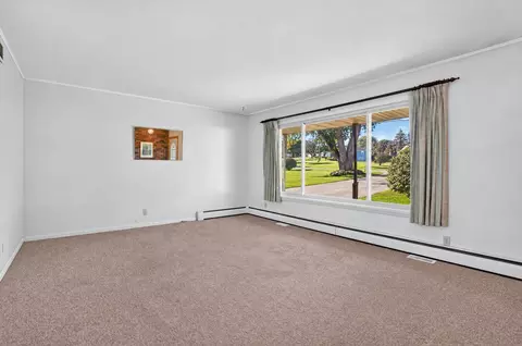 Living - 4451 Bonnymede St, Jackson, MI 49201 photo 3 of 7