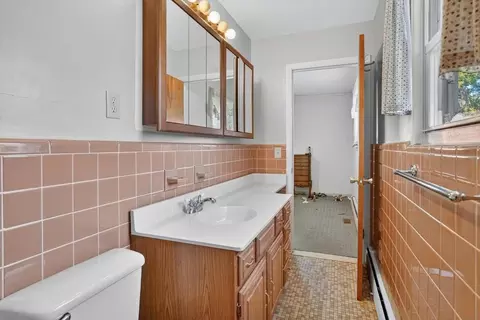 Bath - 4451 Bonnymede St, Jackson, MI 49201 photo 2 of 6